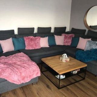 Na žádném gauči nesmí chybět spousta polštářků a samozřejmě chlupaťoučká deka. Tenhle gauč jsme chtěli oživit a tak jsme...