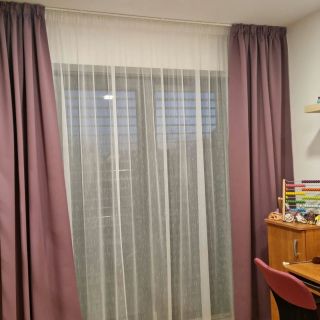 Pokojíček pro holčičku? Ano. Hlavní požadavek holčičky je růžová? Ale vy maminky zase chcete, aby byl závěs hlavně...