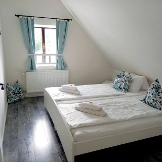 Pokoj v novém kabátu v @penzionpodsudem Na závěsy jsme vybrali black out v mintové barvě a k tomu bavlněné plátno s květy...